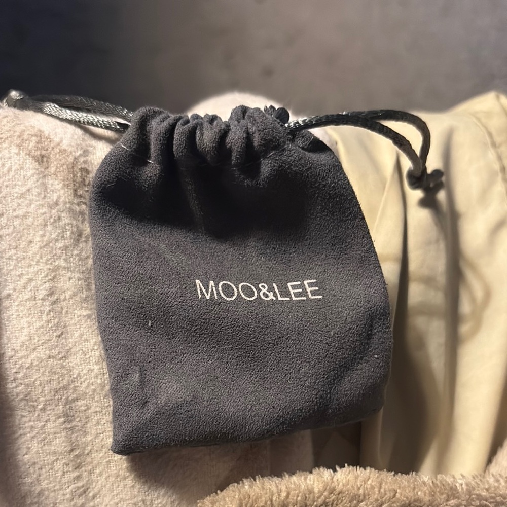 MOO&LEE Gray Drawstring Pouch